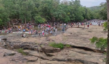 สงกรานต์ชัยภูมิสุดคึก! คนแห่เล่นน้ำตกตาดโตน ทะลุหมื่นคน