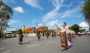 พ่อเมืองน่านเปิดงาน “น่าน นันทบุรี สุขสะหรีปี๋ใหม่เมือง 2568” ร่วมสืบสานประเพณีสงกรานต์วิถีไทย