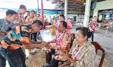 ลุงชาญใจดี เปิดบ้านสามโคก ประชาชน แห่รดน้ำขอพรคึกคัก 