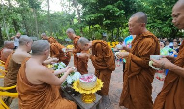 น่าน -  พุทธศาสนิกชนร่วมสืบสานพระพุทธศาสนา ทอดผ้าป่ากองทุนบุญบวชพระ และสรงน้ำพระภิกษุเนื่องในประเพณีวันสงกรานต์