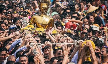 คลื่นศรัทธานับหมื่นร่วมแห่"พระใสจำลอง"พระคู่บ้านคู่เมืองหนองคาย กลับอุโบสถ-ปิดงานสงกรานต์