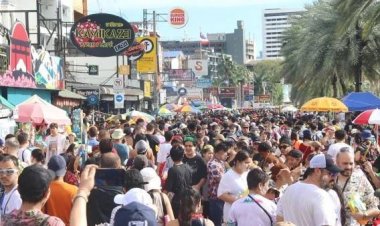 วันไหลเมืองพัทยาคึกคัก นักท่องเที่ยวไทย-เทศ แห่สาดน้ำเล่นสงกรานต์ชุ่มฉ่ำทั้งเมือง