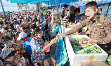 สภ.เมืองพัทยาร่วมกับครีโมชลบุรีสร้างรอยยิ้ม เสิร์ฟความสดชื่นแจกฟรีไอศกรีมกว่า10,000แท่ง