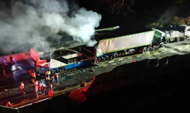 บัสเบรกแตก ชนรถพ่วงไฟลุกท่วมดับ 7 เจ็บกว่า 53 กว่าราย