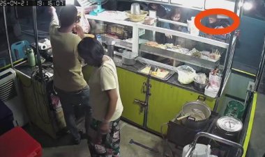 แม่ค้าผวา!! คนร้ายทำทีเลือกซื้อลูกชิ้น ใช้มีดจี้ลูกค้าเอาไอโพน 11