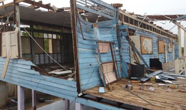 พายุฝนลูกเห็บถล่ม “นครพนม”หนักสุดในรอบ 10 ปี อาคารเรียน บ้านเรือนพังยับ