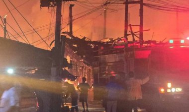 ไฟไหม้ตลาดท่าเกวียน ชุมชนอาคารไม้เก่าแก่พนมสารคาม เสียหายกว่า 20 คูหา