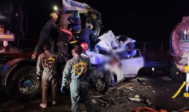 เก๋งจอดเปลี่ยนแพมเพิร์ส บรรทุกพ่วงพุ่งชนอัดก็อปปี้ เสยท้ายสิบล้อดับสลด 8 ศพ