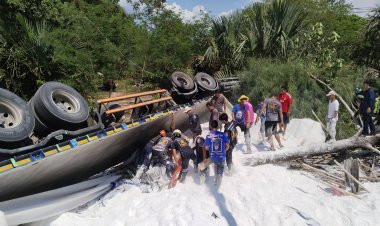 พ่วงบรรทุกแป้งพุ่งชนแผงผลไม้ริมข้างทาง 304 เสียชีวิต 3 ศพ เจ็บ 4