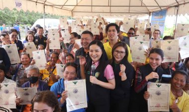 กระทรวงเกษตรและสหกรณ์มอบโฉนดที่ดินให้กับเกษตรสกลนคร-นครพนมไร้ที่ทำกิน