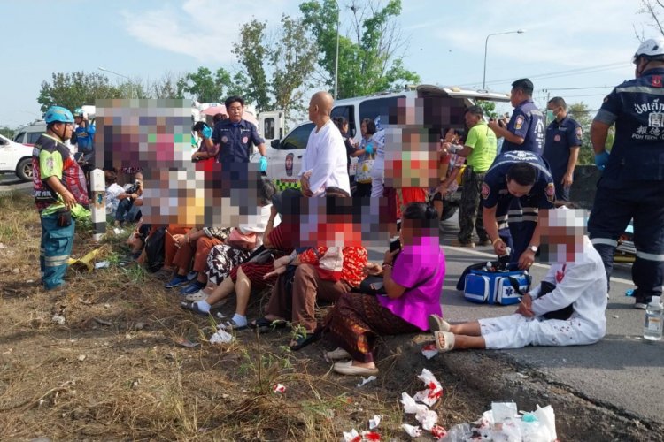สลด!รถบัสแสวงบุญขับชนหกล้อบรรทุกแม็คโครบาดเจ็บ 25 ตาย 2