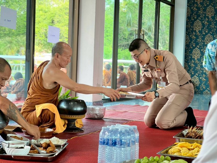 รพ.สมเด็จพระนางเจ้าสิริกิติ์ฯ ร่วมทำบุญใส่บาตร สามเณรหน่อแก้ว 93 รูป