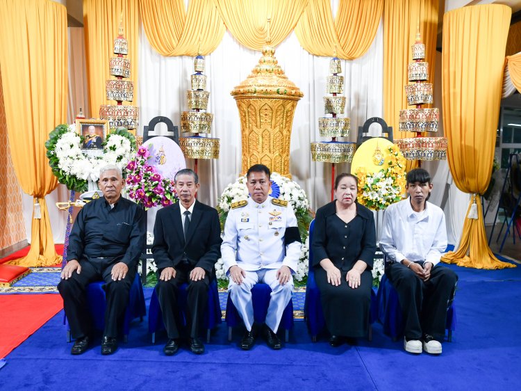 โปรดเกล้าผู้ว่าฯชลบุรีเชิญพวงมาลาวางหน้าโกศศพ พลเรือโท เผดิม เนินฉาย อดีตที่ปรึกษากองทัพเรือ