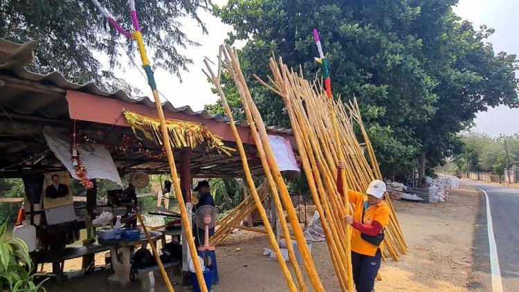 สองสามีภรรยาชาวลำปางทำ “ไม้ก๊ำสะหรี”จำหน่ายปี๋ใหม่เมือง ยอดจองซื้อเกลี้ยงสต๊อก