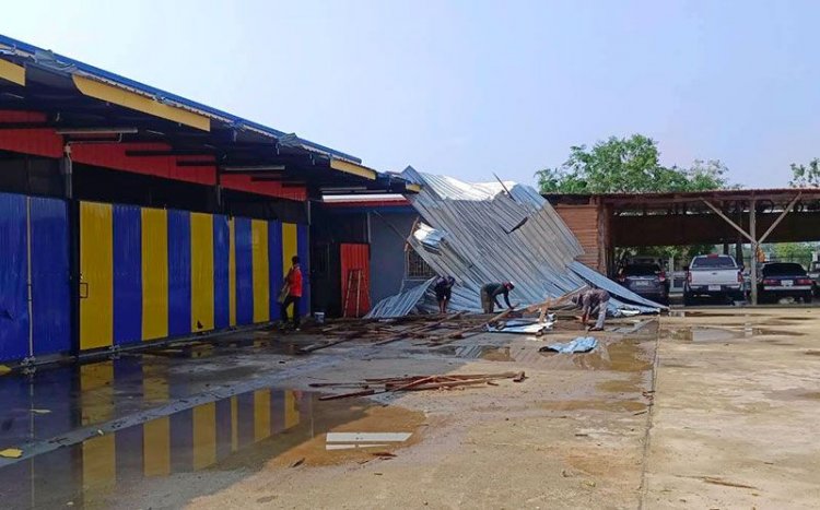5 อำเภอสุขโขทัยอ่วม พายุฤดูร้อน ถล่มโรงเรียน-บ้านเรือนพัง 322 หลัง