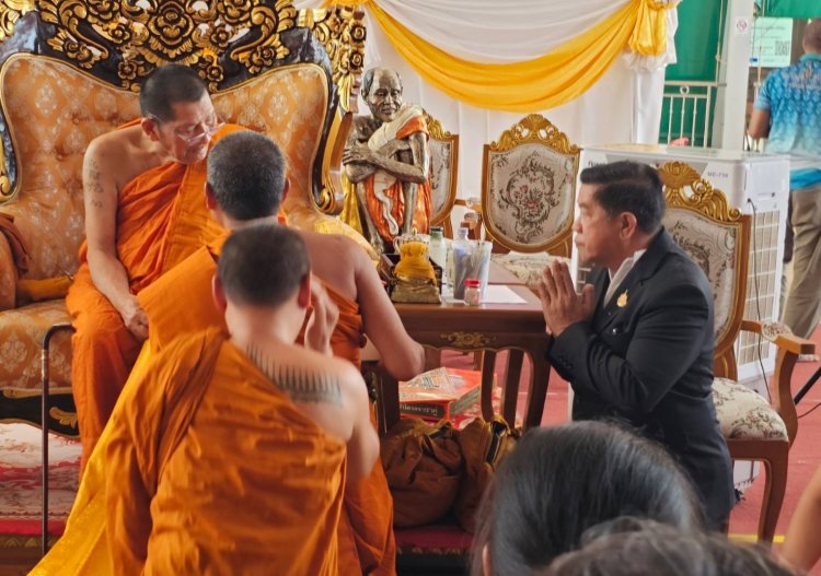 แรงศรัทธา !!! แห่กราบไหว้ขอพร “หลวงปู่ศิลา” เกจิดังแห่งภาคอีสาน