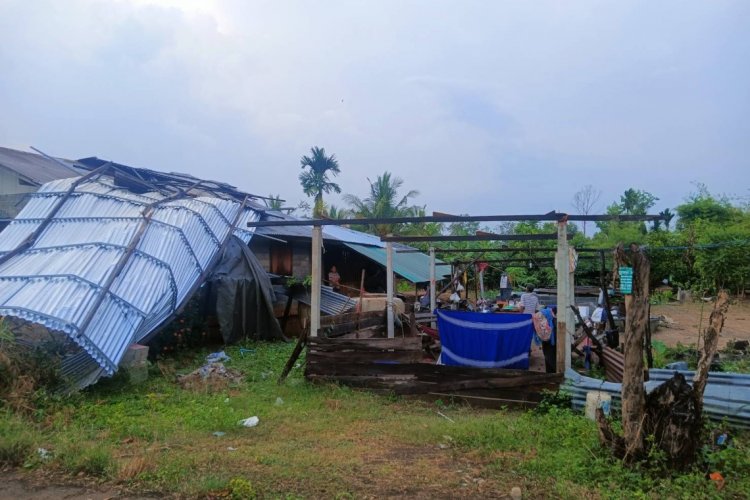 พายุฤดูร้อนถล่มนางรอง บ้านเรือน คอกสัตว์ ยุ้งข้าวเสียหายกว่า 200 หลัง รุนแรงสุดในรอบปี