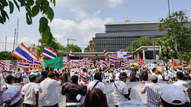 ม็อบกว่า 300 คน รวมตัวกันหน้ารัฐสภารณรงค์ค้าน-ไม่เอากาสิโน