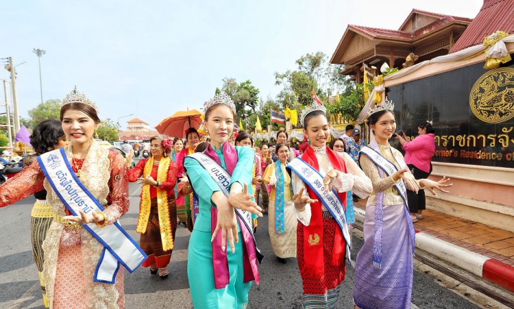 คึกคักส่งข้าวแช่พ่อเมืองปทุมธานีเทศกาลสงกรานต์