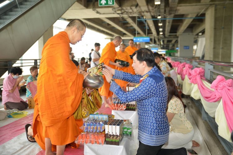 เอเชีย เอราวัณ ทำบุญตักบาตรรับวันปีใหม่ไทย เสริมสิริมงคลให้กับผู้โดยสาร