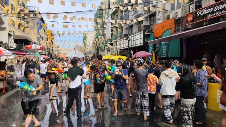 ถนนข้าวสาร คึกคัก!  นักท่องเที่ยวควงปืนฉีดน้ำเล่นสงกรานต์ชุ่มฉ่ำ