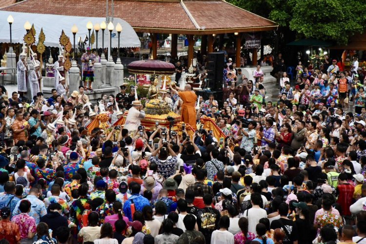 ม่วนชื่น!! สงกรานต์โคราชแห่ "พระคันธารราฐ ลอดซุ้มประตู" โปรยข้าวตอกขอฝน