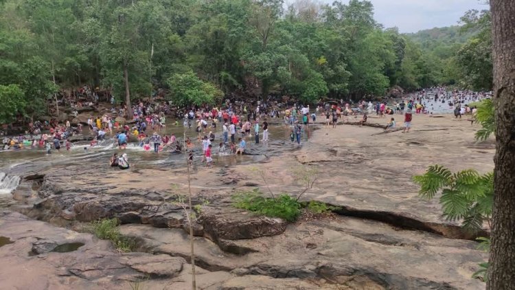 สงกรานต์ชัยภูมิสุดคึก! คนแห่เล่นน้ำตกตาดโตน ทะลุหมื่นคน