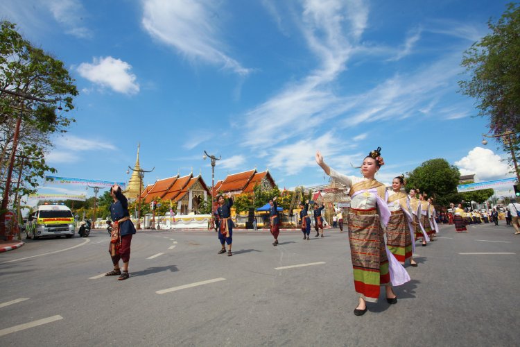 พ่อเมืองน่านเปิดงาน “น่าน นันทบุรี สุขสะหรีปี๋ใหม่เมือง 2568” ร่วมสืบสานประเพณีสงกรานต์วิถีไทย