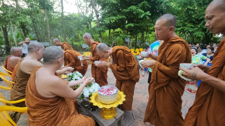 น่าน - พุทธศาสนิกชนร่วมสืบสานพระพุทธศาสนา ทอดผ้าป่ากองทุนบุญบวชพระ และสรงน้ำพระภิกษุเนื่องในประเพณีวันสงกรานต์