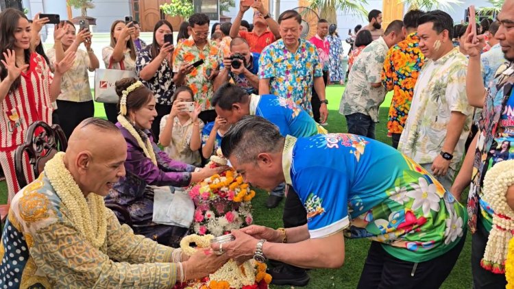 "ชาดา" เปิดบ้านใหญ่เมืองอุทัยธานี รดน้ำดำหัวส่งท้ายสงกรานต์