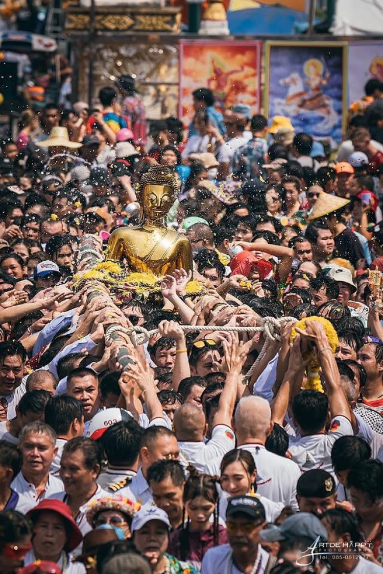 คลื่นศรัทธานับหมื่นร่วมแห่"พระใสจำลอง"พระคู่บ้านคู่เมืองหนองคาย กลับอุโบสถ-ปิดงานสงกรานต์