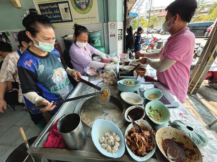 ‘ก๋ำเช้ง’บะหมี่ไข่ทำมือ สูตรโบราณต้นตำหรับ อร่อยคู่เมืองราชบุรี
