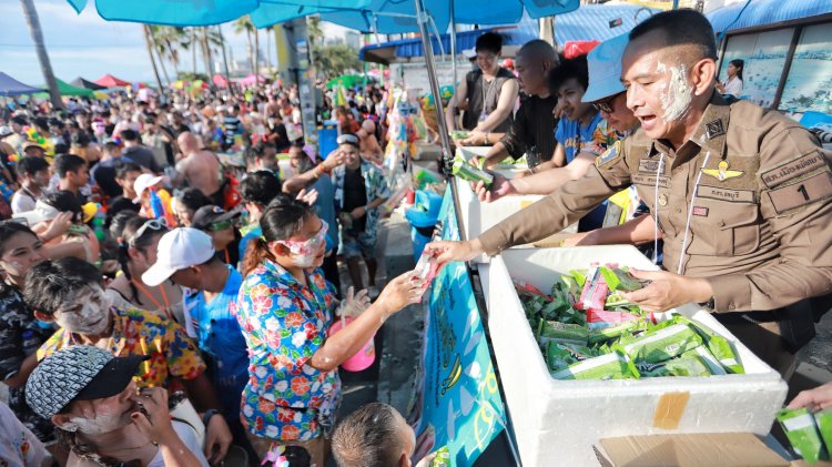 สภ.เมืองพัทยาร่วมกับครีโมชลบุรีสร้างรอยยิ้ม เสิร์ฟความสดชื่นแจกฟรีไอศกรีมกว่า10,000แท่ง