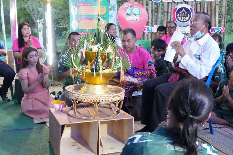 ศรีสะเกษสืบสานพิธีขอขมาพญาผึ้งเพื่อปาดน้ำผึ้งเดือน 5 เป็นยาอายุวัฒนะ