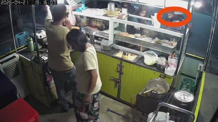 แม่ค้าผวา!! คนร้ายทำทีเลือกซื้อลูกชิ้น ใช้มีดจี้ลูกค้าเอาไอโพน 11