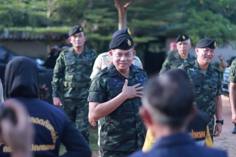 แม่ทัพภาคที่ 4 ลงพื้นที่สุคิริน กำชับจนท.ปฏิบัติหน้าที่ด้วยสติ ดูแลประชาชนทุกมิติ