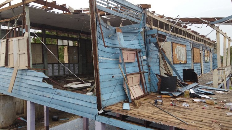 พายุฝนลูกเห็บถล่ม “นครพนม”หนักสุดในรอบ 10 ปี อาคารเรียน บ้านเรือนพังยับ