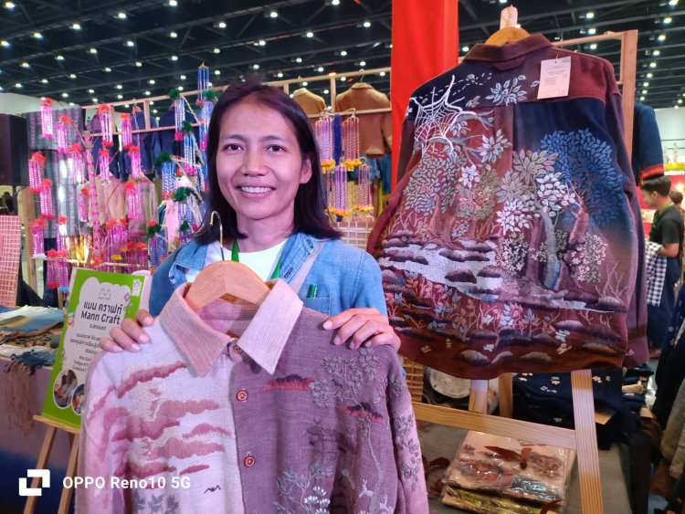 “ภูคราม”งานศิลป์บนผืนผ้า เล่าเรื่องธรรมชาติ ป่าไม้ “ภูพาน”