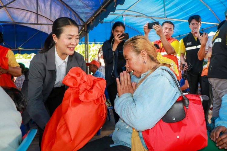 มท.4 ลงพื้นที่ตรวจราชการ-มอบสิ่งของช่วยเหลือผู้ประสบวาตภัยในพื้นที่อำเภอเมืองอำนาจเจริญ