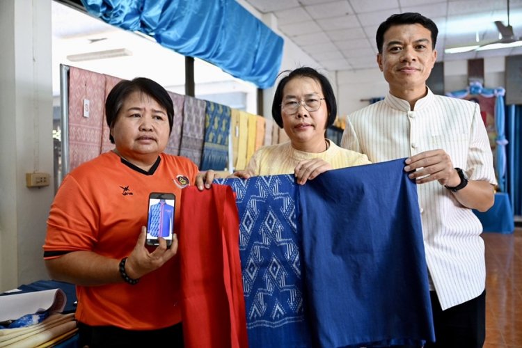เสื้อ "ศรีโคตรบูรณ์"กลุ่มศิลปาชีพผ้าไหมบ้านท่าเรือตัดให้ครม.ใส่วันประชุมครม.สัญจรนครพนม