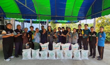 สภาเกษตรกรจังหวัดศรีสะเกษส่งมอบเมล็ดพันธุ์ข้าวแก่เกษตรกรตามแนวทางเกษตรทฤษฎีใหม่