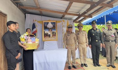 ผู้ว่าฯหนองบัวลำภู เชิญตะกร้าสิ่งของพระราชทานมอบภรรยา ด.ต.อิศเรศ พลีชีพจากความไม่สงบในพื้นที่ยะลา