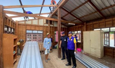 พ่อเมืองอำนาจเจริญพร้อม ผบ.นพค.51นำนักรบสีน้ำเงินออกช่อมบ้านเรือนซับน้ำตาเหยื่อพายุถล่ม