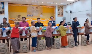 อำเภอบ้านแท่นยกระดับคุณภาพชีวิตผู้สูงอายุ เปลี่ยนโถนั่งยองเป็นนั่งราบ มอบไม้เท้าช่วยเดินนับพันชิ้น