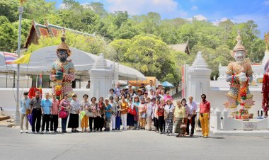 ทัวร์บุญไหว้พระ กราบรอยพระพุทธบาทชมวัดพระนางจามเทวีร่วมบุญวัดญานเสน เที่ยวชมสินค้าตลาดนัดครูจันทร์เพ็ญ