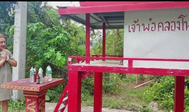 สาวขนลุก!!ขับรถกลับบ้านกลางดึกเจอชายนั่งเศร้าอยู่บนศาล