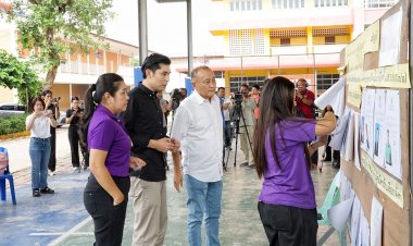 นายกเบี้ยวควงลูกพีชและน้ำอ้อยลงคะแนนเลือกตั้งเทศบาลตำบลธัญบุรี