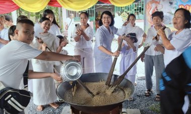 ปลัดอบต.นาเกตุ ร่วมญาติธรรมสืบสานตำนาน  “กวนข้าวมธุปายาส” วันวิสาขะบูชา