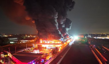 ระทึก!ไฟไหม้โรงงานเฟอร์นิเจอร์ย่านลาดกระบัง จนท.เร่งคุมสถานการณ์