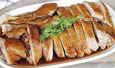 อร่อยฟินเวอร์ "ขาหมูเสวย" ก๋วยเตี๋ยวเป็ดตุ๋นสูตรโบราณคู่เมืองชุมพร